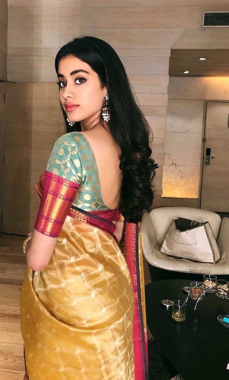 جھانوی کپور نے اپنی والدہ کی طرح ساڑھی پہنی&mdash;فوٹو: منیش ملہوترا انسٹاگرام