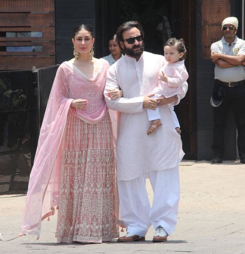 بولی وڈ کی نواب فیملی ایک رنگ کے جوڑوں میں شادی میں شریک ہوئی &mdash;۔