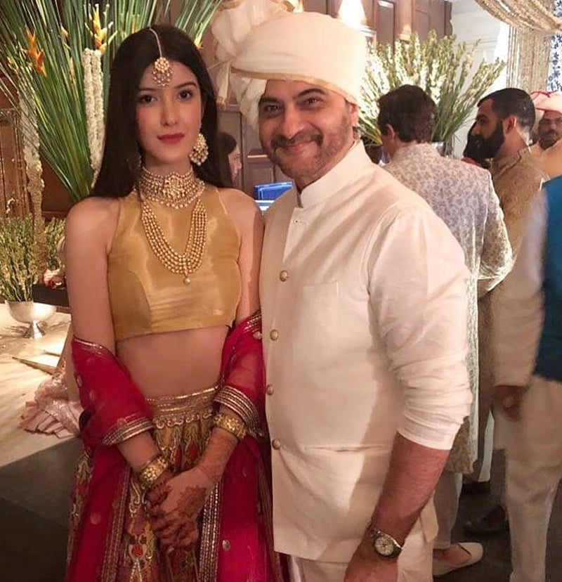 سونم کے چچا شیکھر کپور اپنی بیٹی کے ساتھ تصاویر کے لیے پوز کرتے رہے &mdash;۔