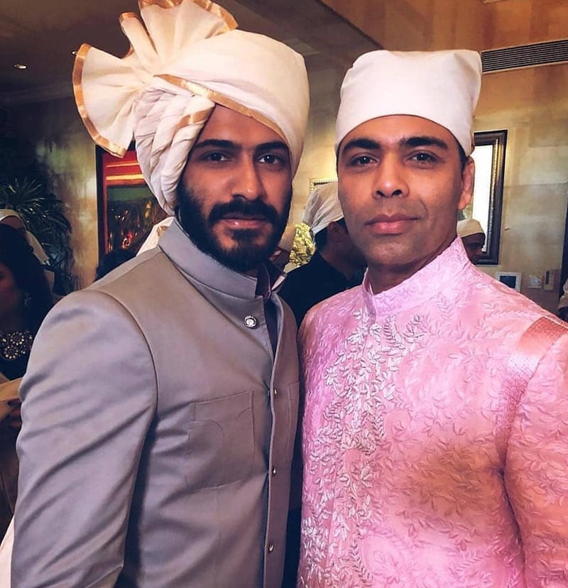 سونم کپور کے بھائی ہرش وردھن نے کرن جوہر کے ساتھ یادگار تصویر بنوائی &mdash;۔