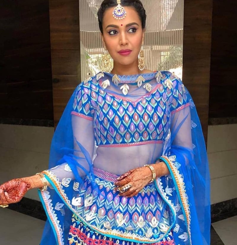 سونم کی قریبی دوست اور اداکارہ سوارا بھاسکر شادی پر نیلے رنگ کا لہنگا پہنے نظر آئیں &mdash;۔