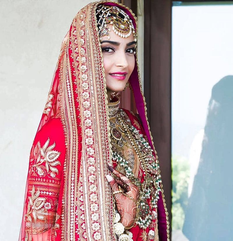 اداکارہ نے شادی کے موقع پر سرخ سنہرے رنگ کا لہنگا زیب تن کیا &mdash;۔