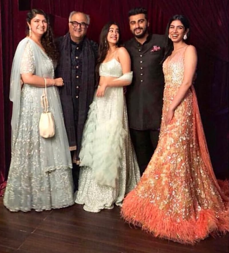 سونم کے کزنز ارجن کپور، جھانوی کپور، خوشی کپور اور انشولا کپور نے اپنے والد بونی کپور کے ساتھ یادگار تصویر لی &mdash;۔