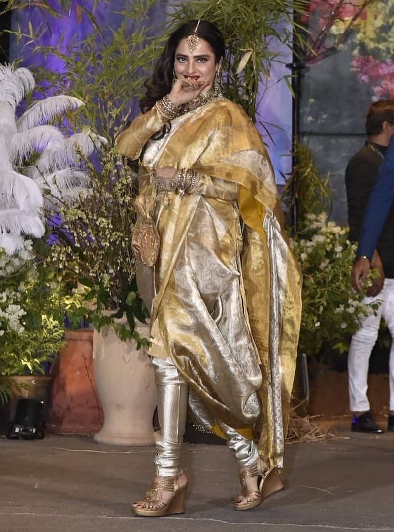 ریکھا ہمیشہ کی طرح اس ایونٹ میں بھی سب کی توجہ کا مرکز بن گئیں &mdash;۔