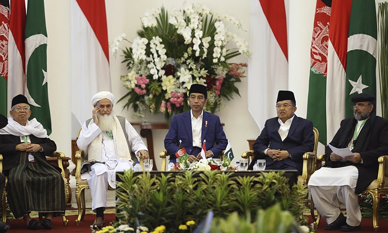 From left to right, Head of Indonesian Ulema Council Ma'ruf Amin, Head of Ulema Council of Afghanistan Qiamuddin Kashaf, Indonesian President Joko Widodo, his deputy Jusuf Kalla, and Chairman of Pakistan's Council of Islamic Ideology Qibla Ayaz attend the opening ceremony of the trilateral religious meeting among Islamic scholars from Afghanistan, Pakistan, and Indonesia. &mdash;AP