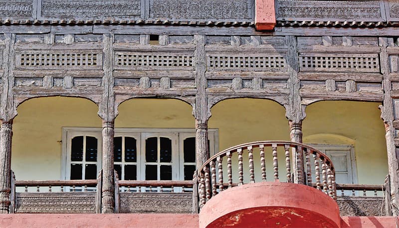 The wooden balcony around the front of the haveli.