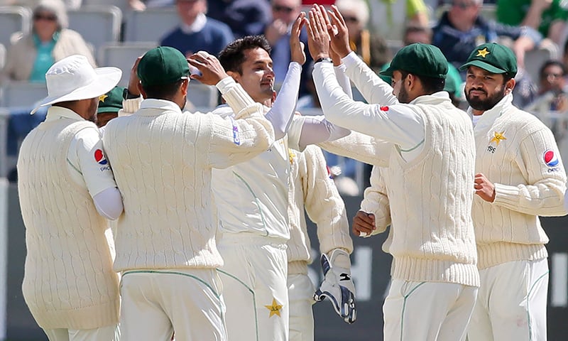 پاکستان کی جانب سے محمد عباس 4 وکٹیں لے کر سب سے کامیاب باؤلر رہے— فوٹو: اے ایف پی پاکستان کی جانب سے محمد عباس 4 وکٹیں لے کر سب سے کامیاب باؤلر رہے— فوٹو: اے ایف پی