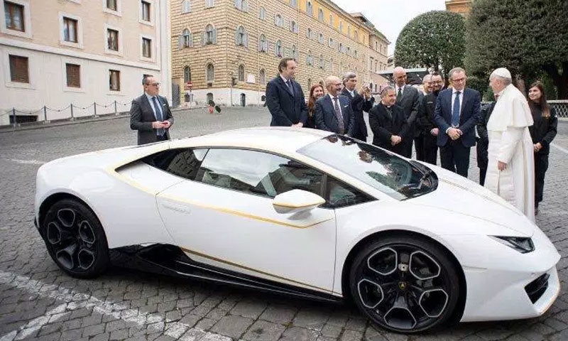 کار کو خریدنے والے کا نام راز میں رکھا گیا&mdash;فوٹو: اے پی