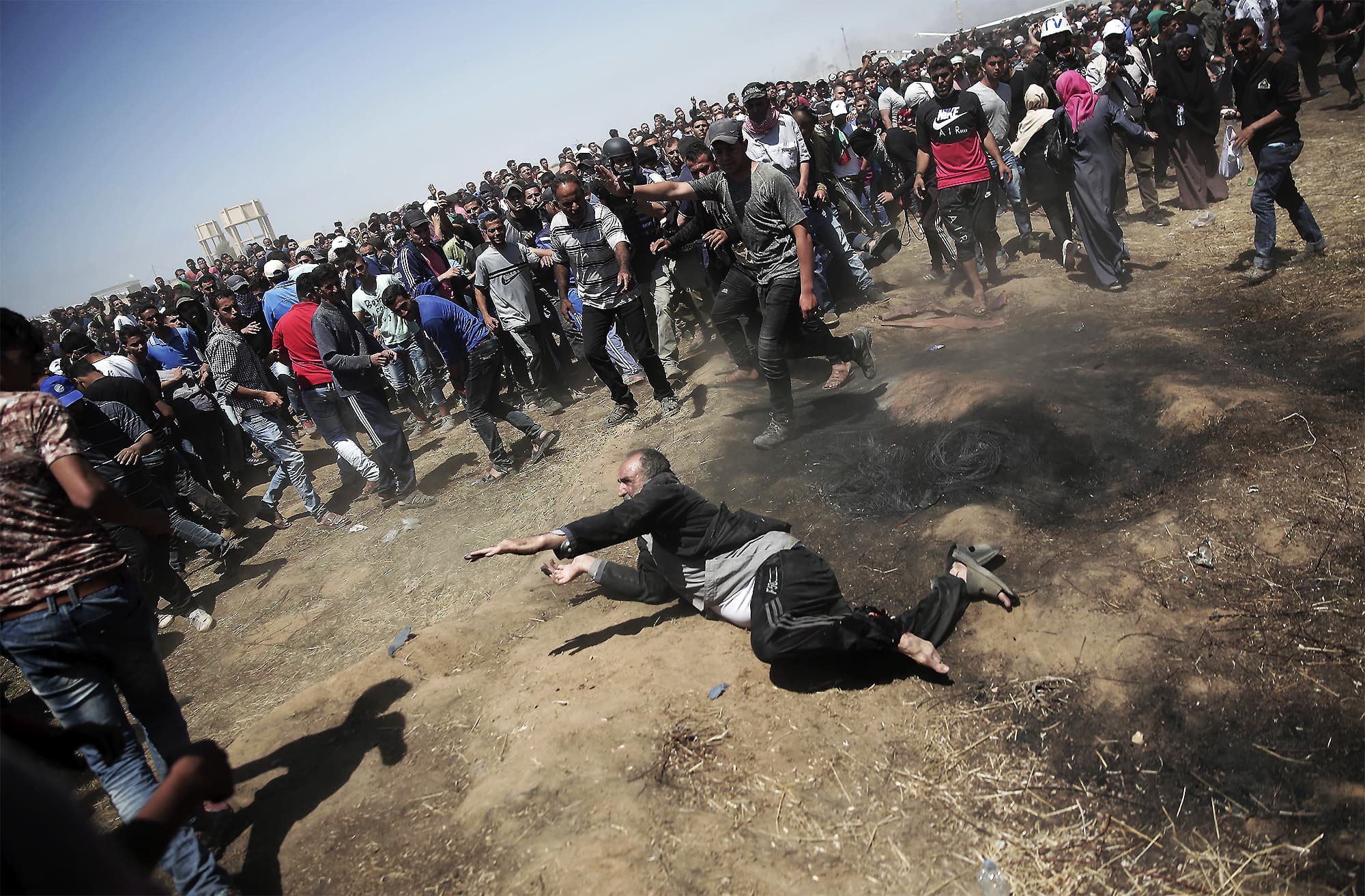 An elderly Palestinian man falls on the ground after being shot by Israeli troops during a deadly protest at the Gaza Strip's border with Israel, east of Khan Younis, on Monday, May 14, 2018. ─ AP