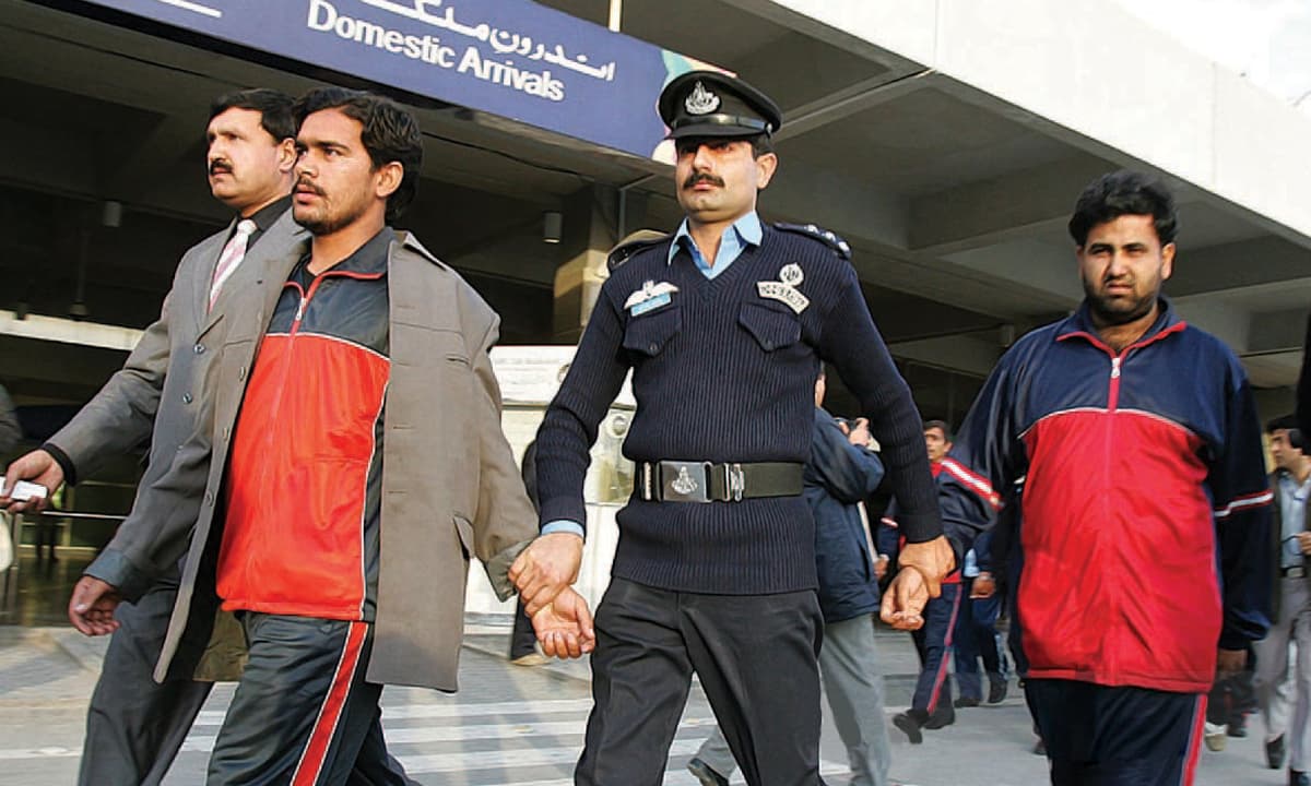 Islamabad airport security escorts Pakistani deportees in 2007 | AFP