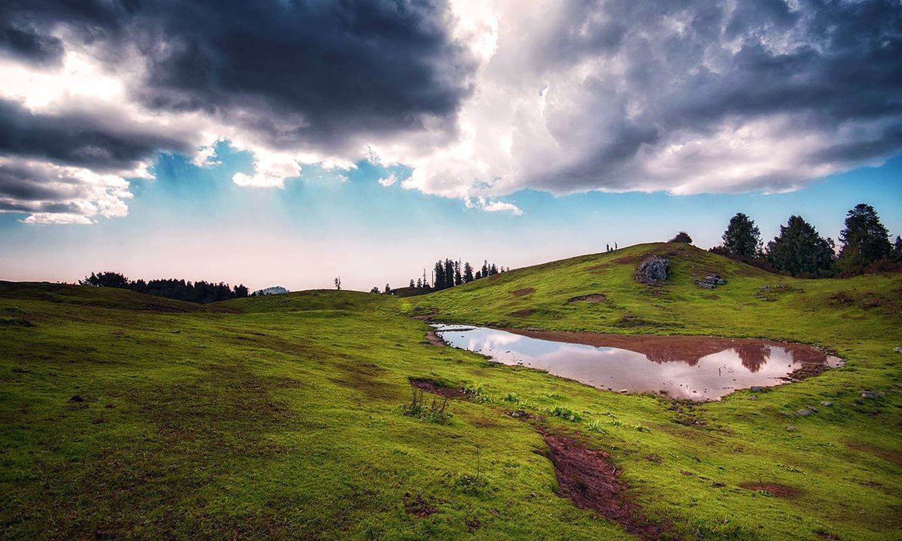مشکپوری ٹاپ کے خوبصورت نظارے اور پانی کا ایک چھوٹا تالاب&mdash;تصویر عائشہ علی