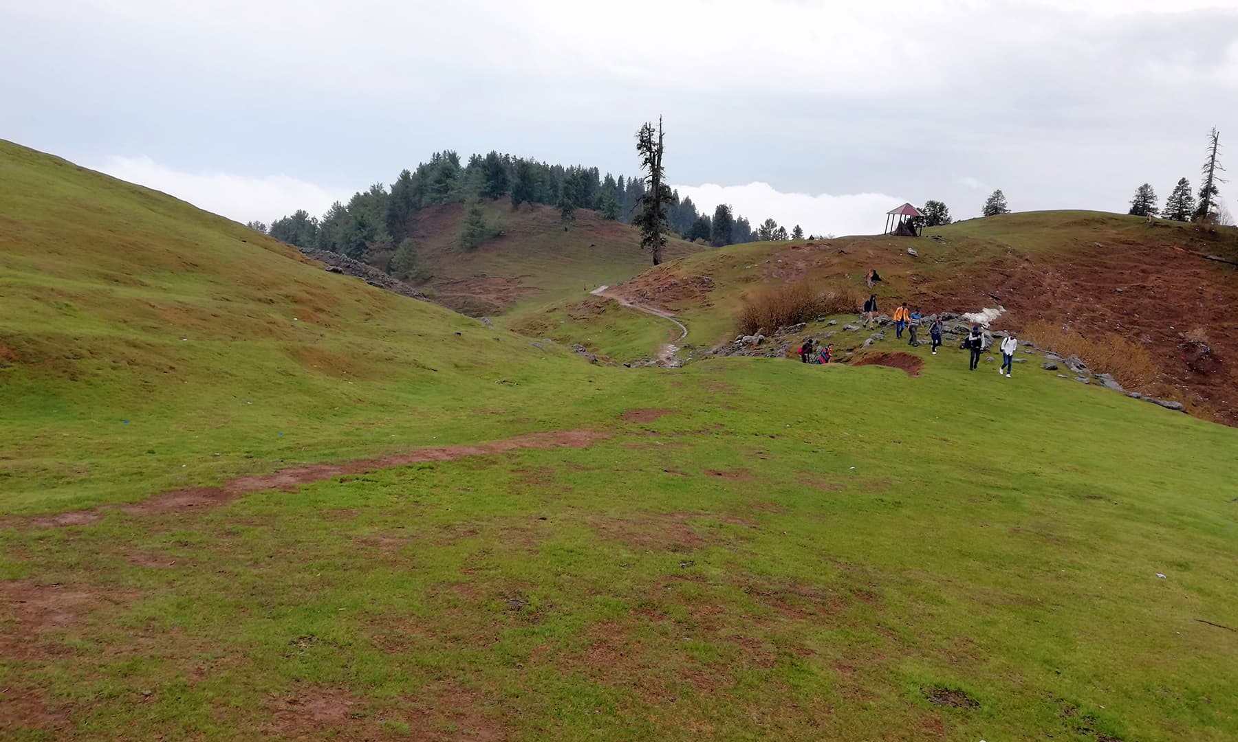 مشکپوری ٹاپ پر پہنچ کر آپ کے سامنے خوبصورت نظارے ہوتے ہیں&mdash;تصویر عائشہ علی
