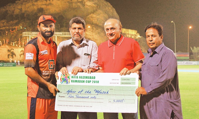 KARACHI: Tariq Haroon receives the man-of-the-match award from Alamgir Shaikh, president of Pakistan Billiards and Snooker Association. Also present are former KCCA joint secretary Jameel Ahmed and newly-elected Zone-II secretary Rehan Siddiqui.