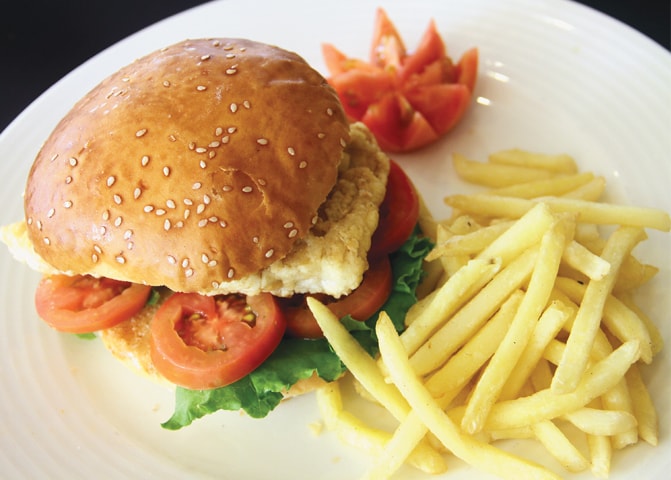 BURGER and pizza joints enjoy brisk business during the holy month.&mdash;White Star