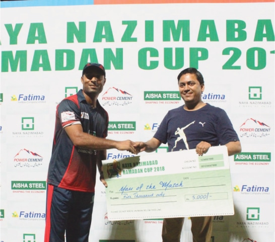 KARACHI: Chief guest Syed Mohammad Talha presents the man-of-the-match award to Shaharyar Ghani of Sindh Police.
