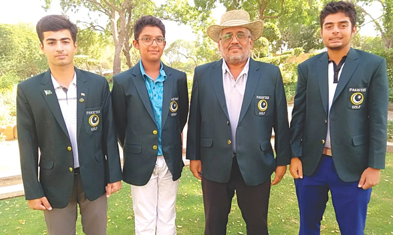KARACHI: Pakistan junior team players (L to R) Junaid Irfan, Omar Khalid, Commodore Ghazanfar Abbas  (manager) and Hamza Shikoh pose for a group photo on the eve of their departure to China on Monday.