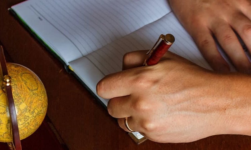 اکثر ہاتھوں کا کانپنا ہمارے طرز زندگی کی چند عادات کا نتیجہ ہوتا ہے &mdash; شٹر اسٹاک فوٹو