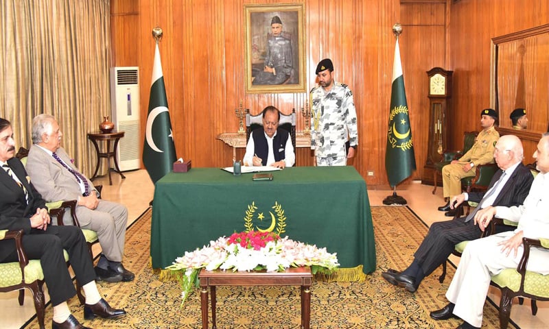 ISLAMABAD: President Mamnoon Hussain signs the 25th Constitution Amendment 
Bill regarding the merger of Fata with Khyber Pakhtunkhwa at Aiwan-i-Sadr on Thursday.—INP