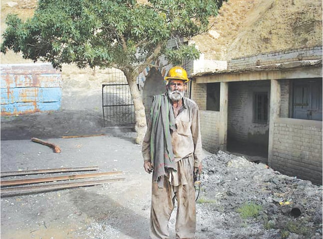 Yousuf Gill is amongst those who risk their health and life for a livelihood | Mukhtar Azad