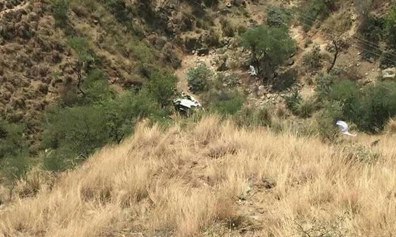 متاثرہ مسافر وین حادثے کے بعد کھائی میں نظر آرہی ہے &mdash; فوٹو: طارق نقاش