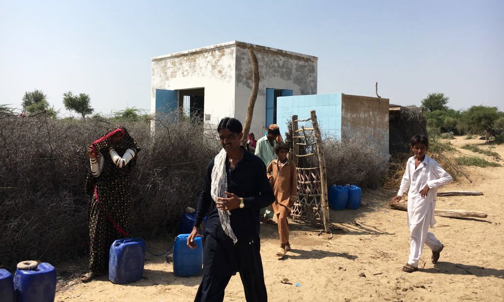 Locals queue up to fetch water from an RO  plant in Tharparkar. — Photo by Author