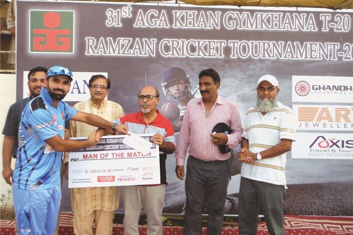 KARACHI: Chief guest Sultan Megani presents man-of-the-match award to Rameez Raja of Omar Colts.