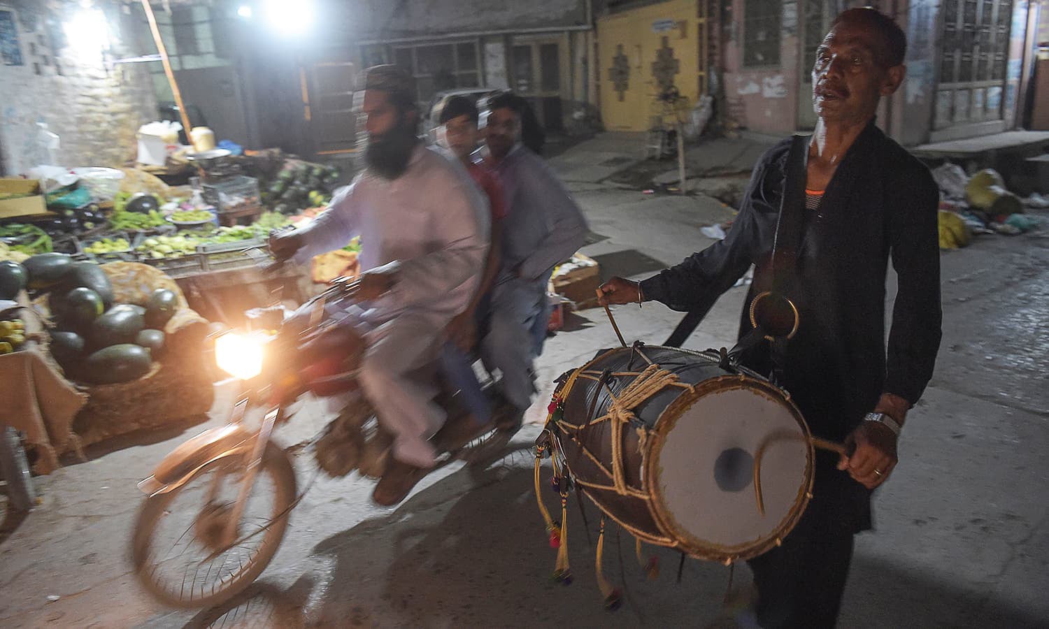 ایسے ہی ڈھولچیوں میں راولپنڈی کا لال حسین بھی ہے، وہ ہر رمضان کے مہینے میں آدھی رات کے بعد ایک بجے اپنے ڈھول پر لوگوں کو اٹھانے کا سلسلہ شروع کیا کرتا تھا — فوٹو:اے ایف پی