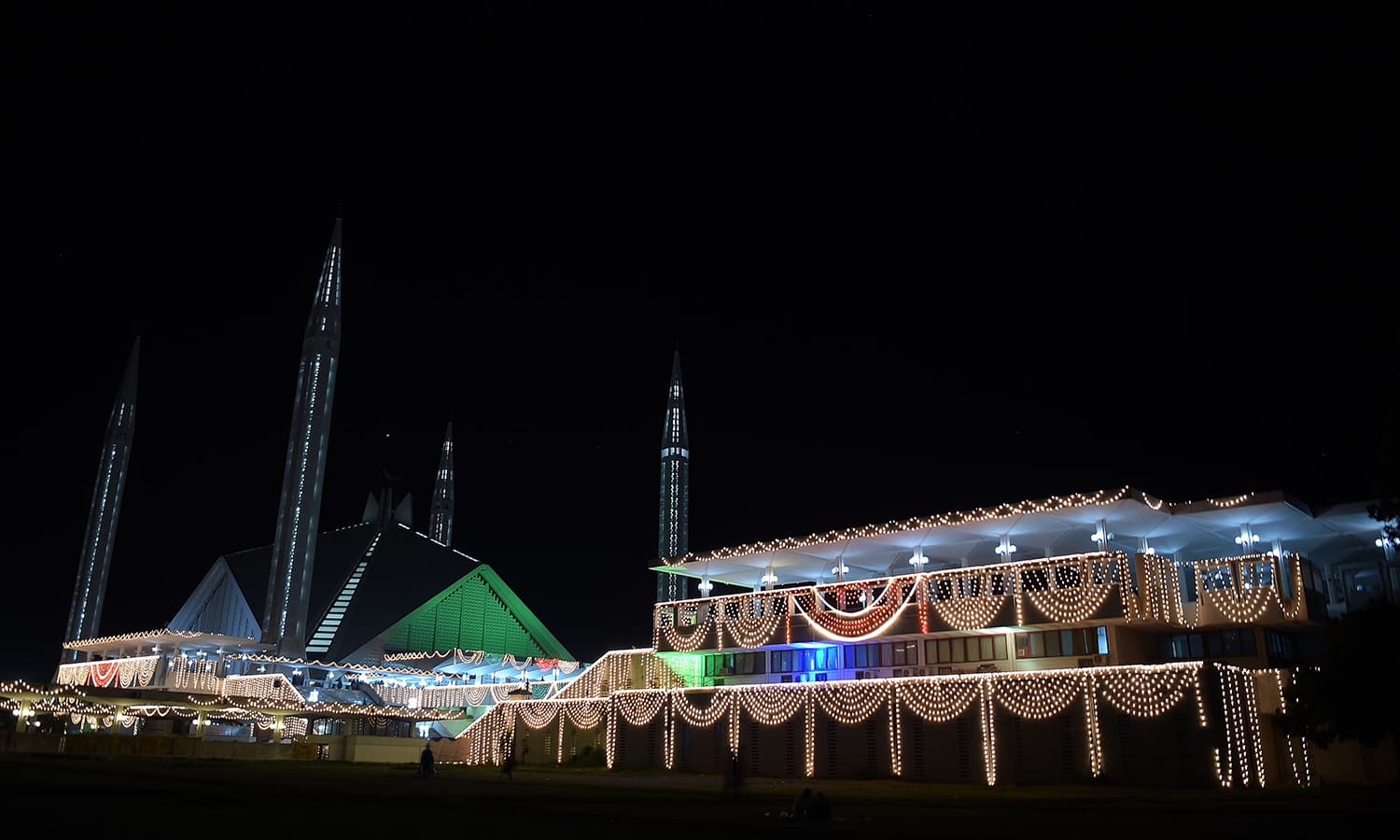 ملک کے تمام چھوٹے بڑے شہروں کی مساجد کو برقی قمقموں سے سجایا گیا — فوٹو : اے ایف پی