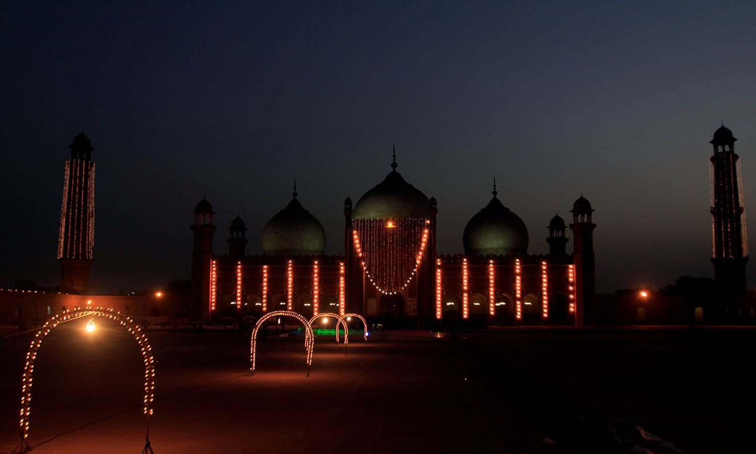 ليلۃ القدر کے موقع پر سیکیورٹی کے بھی سخت انتظامات کیے گئے — فوٹو : اے ایف پی