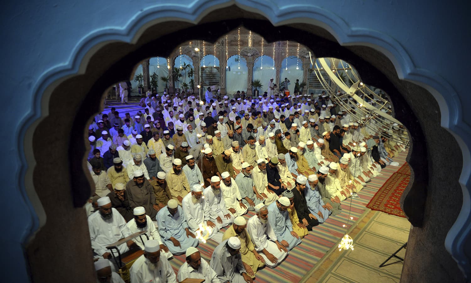 لیلة القدر کے اجتماعات میں دہشتگردی کے خاتمے کے لیے خصوصی دعائیں مانگی گئیں — فوٹو : اے پی