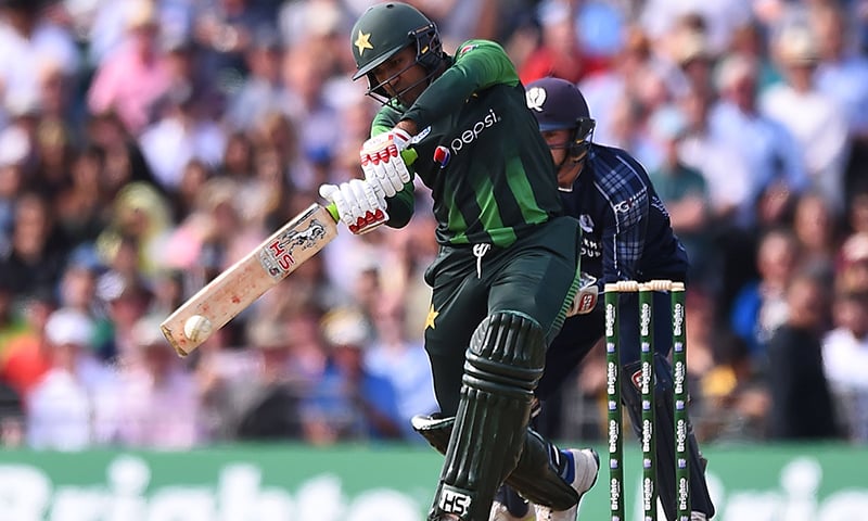 سرفراز احمد نے 89رنز کی اننگز کے دوران 3 چھکے لگائے— فوٹو: اے ایف پی سرفراز احمد نے 89رنز کی اننگز کے دوران 3 چھکے لگائے— فوٹو: اے ایف پی