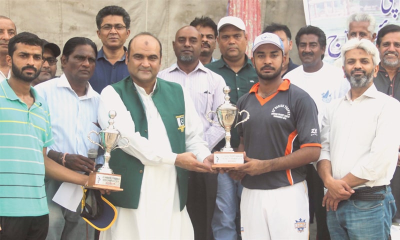 KARACHI: Chief guest Asif Azeem distributes trophies and prizes among the winners at the KGA Gymkhana on Thursday.