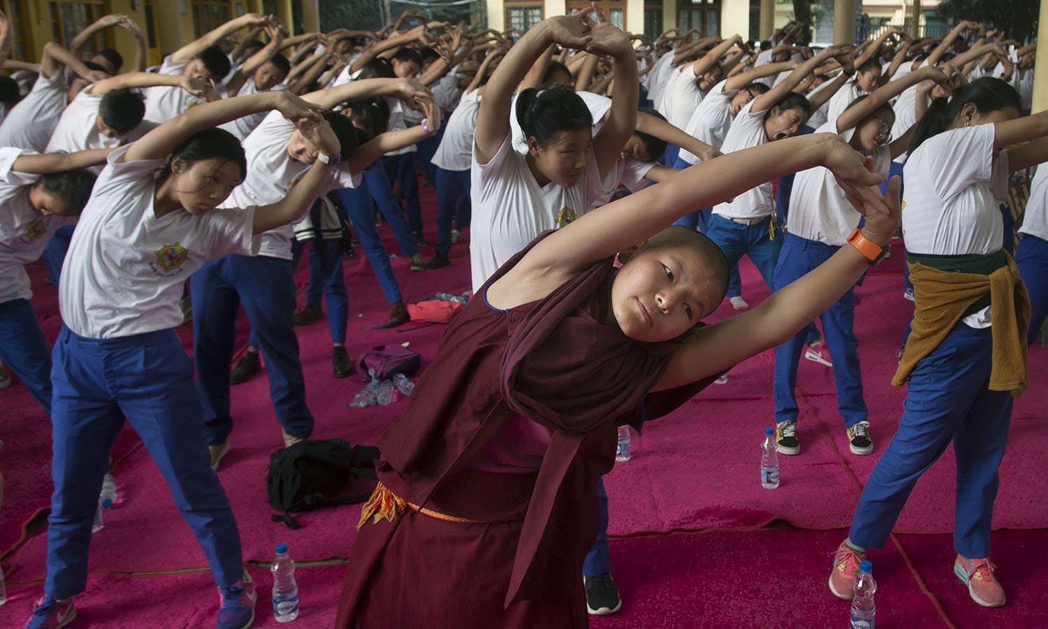 باقاعدگی سے یوگا کرنا طویل عمر تک جوان، متحرک اور صحت مند رکھتا ہے &mdash; فوٹو: اے ایف پی