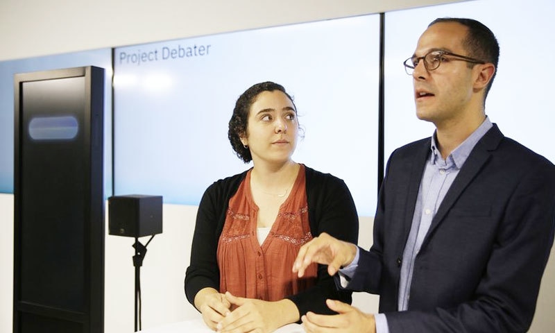 کمپیوٹر سے بحث کرنے والے انسانوں کو موضوعات پر دسترس حاصل تھی—فوٹو: اے پی کمپیوٹر سے بحث کرنے والے انسانوں کو موضوعات پر دسترس حاصل تھی—فوٹو: اے پی