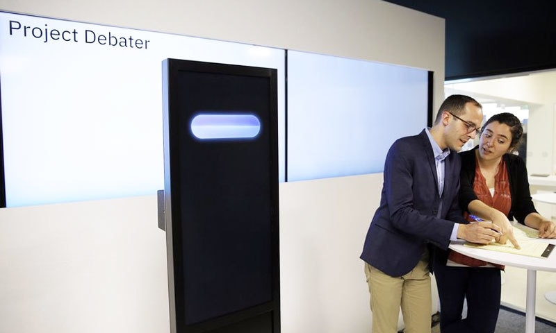 بحث شروع ہونے سے قبل انسان کمپیوٹر کے سامنے تیاری کرتے ہوئے—فوٹو: اے پی