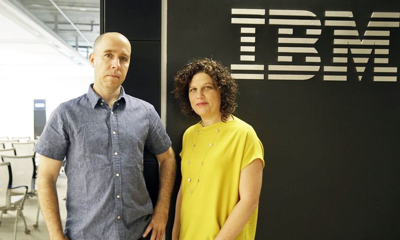 بحث سے قبل ماہرین نے کمپیوٹر کا جائزہ بھی لیا—فوٹو: اے پی