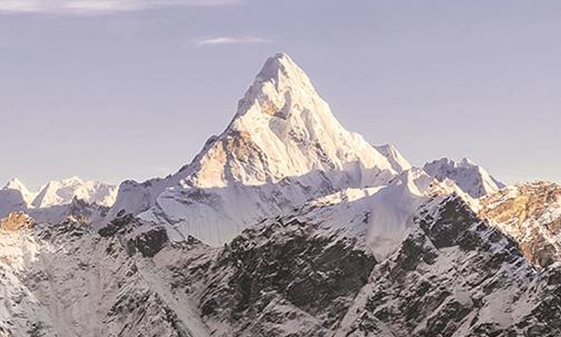 ماؤنٹ ایورسٹ کی چوٹی 8 ہزار 800  میٹر سے بھی بلند ہے&mdash;فوٹو: انڈین ایکسپریس