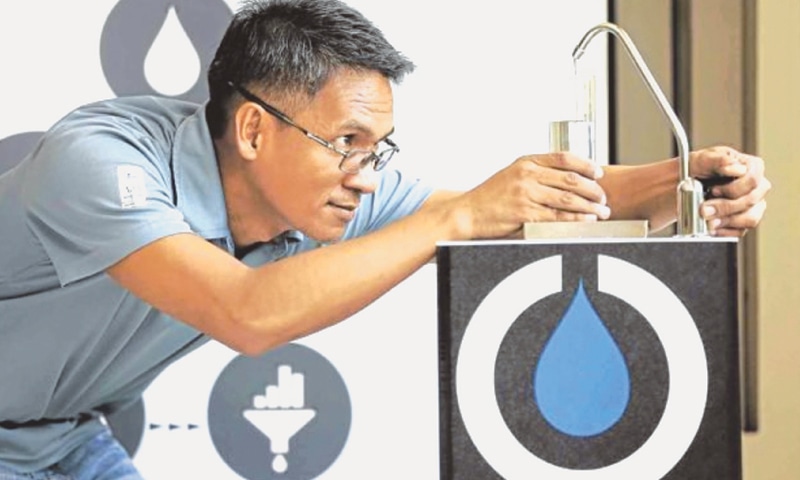 AN engineer gets from an indoor water dispenser drinking water produced through Source Hydropanel technology, which uses sunlight and air to make potable water.&mdash; Philippine Daily Inquirer