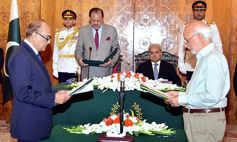 President Mamnoon Hussain administers oath to the new caretaker ministers. —APP President Mamnoon Hussain administers oath to the new caretaker ministers. —APP