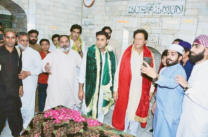 Pakistan Tehreek-i-Insaf chief Imran Khan laid a wreath and chador on the grave of Baba Fariduddin Gunjshakar on Thursday.—Online