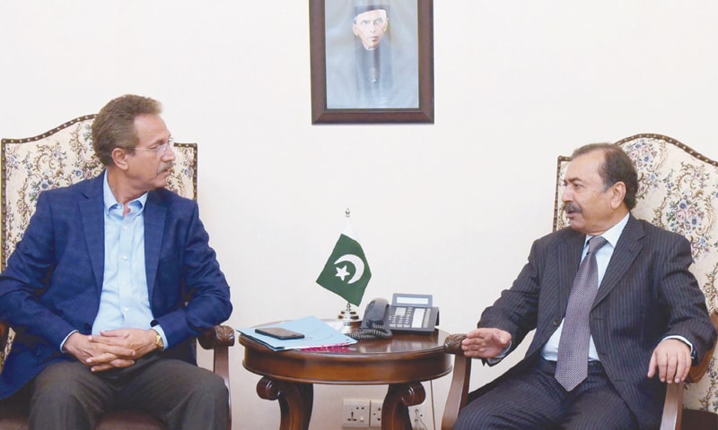 THE chief minister and mayor discuss preparations for the polls at CM House on Friday.—Online THE chief minister and mayor discuss preparations for the polls at CM House on Friday.—Online