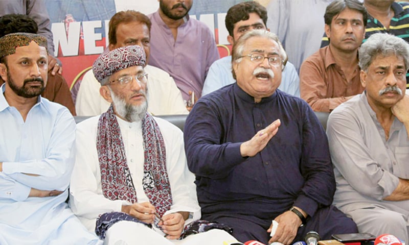 PPP leader Moula Bux Chandio along with JUP-N chief Sahibzada Abul Khair Zubair and others addresses a press conference on Sunday.—Dawn