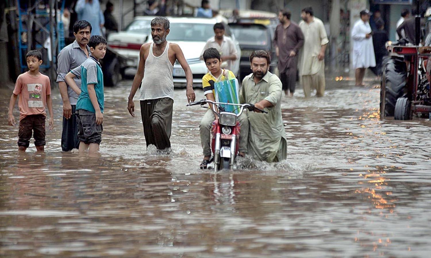 جڑواں شہروں میں طوفانی بارش سے آئیسکو کے 53 فیڈرز بھی ٹرپ کرگئے، کئی علاقوں میں بحلی منقطع ہوگئی — اے پی پی فوٹو