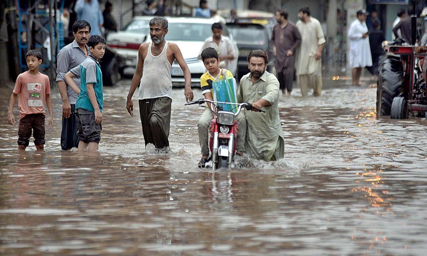 جڑواں شہروں میں طوفانی بارش سے آئیسکو کے 53 فیڈرز بھی ٹرپ کرگئے، کئی علاقوں میں بحلی منقطع ہوگئی — اے پی پی فوٹو