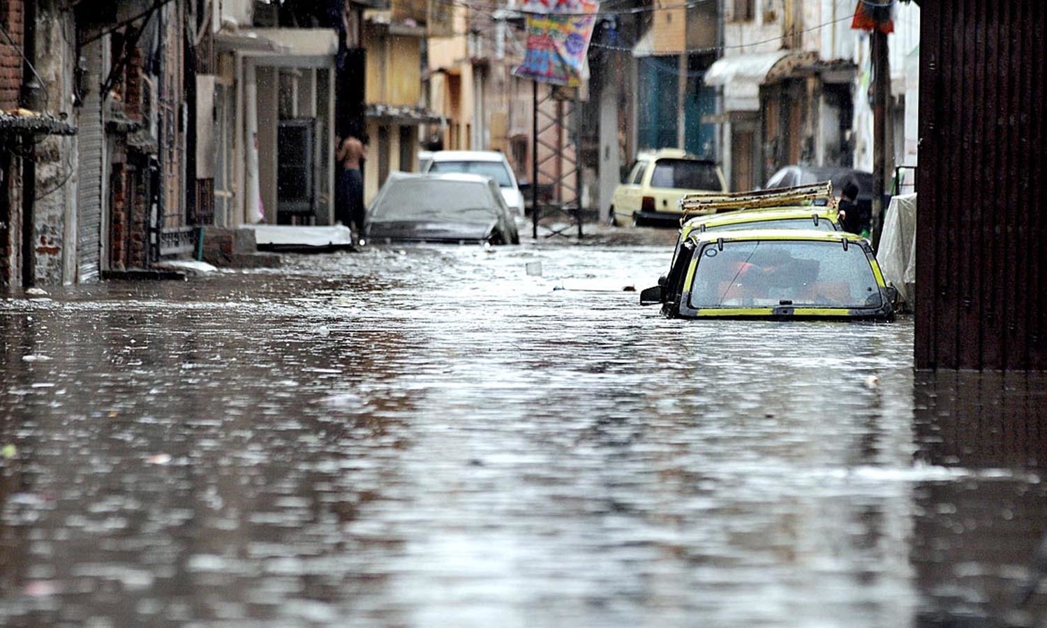 اس کے علاوہ گجرات اور جہلم میں بھی رات بھر بارش کا سلسلہ جاری رہا جس کے باعث دونوں شہروں میں ٹھنڈی ہوائیں چلنے سے گرمی کا زور ٹوٹ گیا — اے پی پی فوٹو