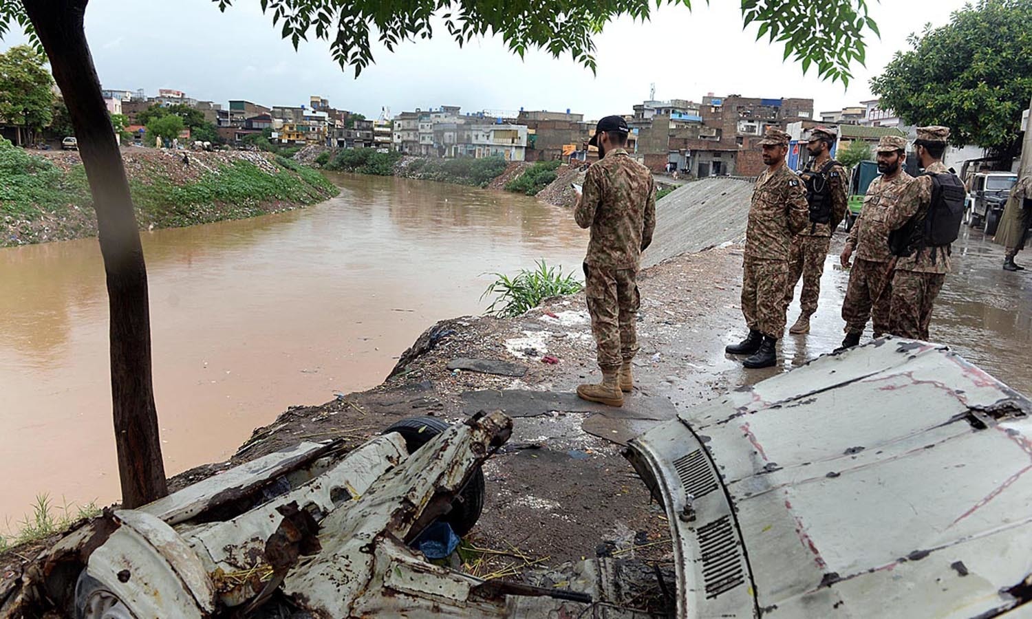 طوفانی بارش کے بعد پانی آبادیوں میں داخل ہوگیا جس کے بعد پاک فوج کے دستے ریسکیو آپریشن کے لیے پہنچ گئے — اے پی پی فوٹو