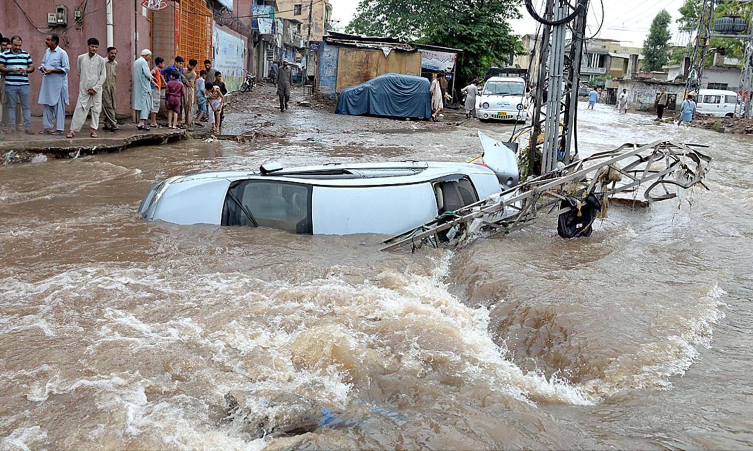 موسلا دھار بارش نے جل تھل ایک کر دیا اور سڑکیں تالاب بن گئیں — اے پی پی فوٹو