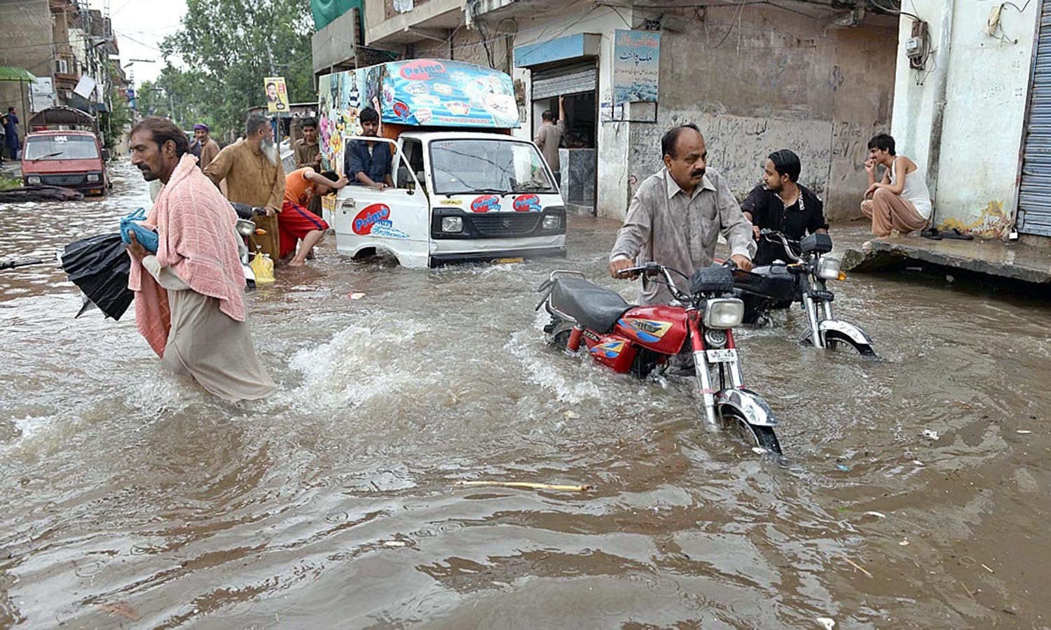 راولپنڈی میں اس حوالے سے ہنگامی حالت نافذ کردی گئی ہے — اے پی پی فوٹو