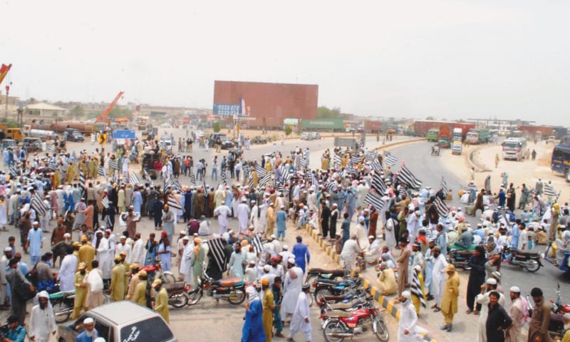 JUI-F and MMA workers gather at Hatri bypass to hold a sit-in on Wednesday.&mdash;Photo by Yousuf Nagori