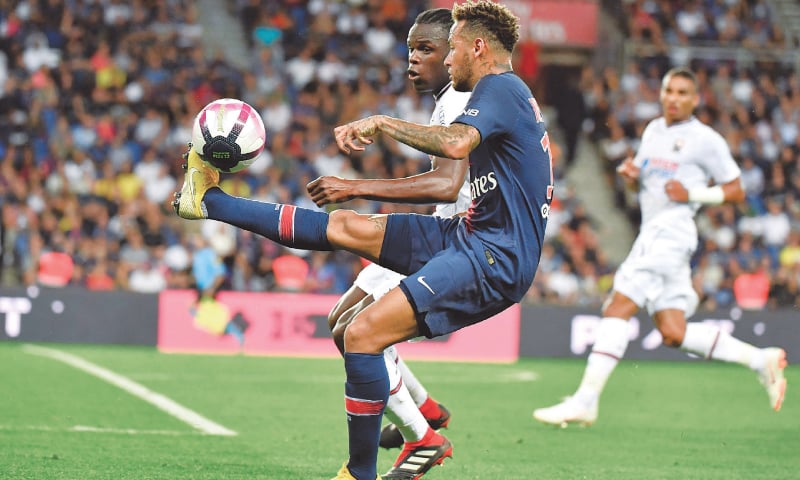 PARIS: Paris St Germain’s Neymar controls the ball during the Ligue 1 match against Caen at the Parc des Princes.—AFP